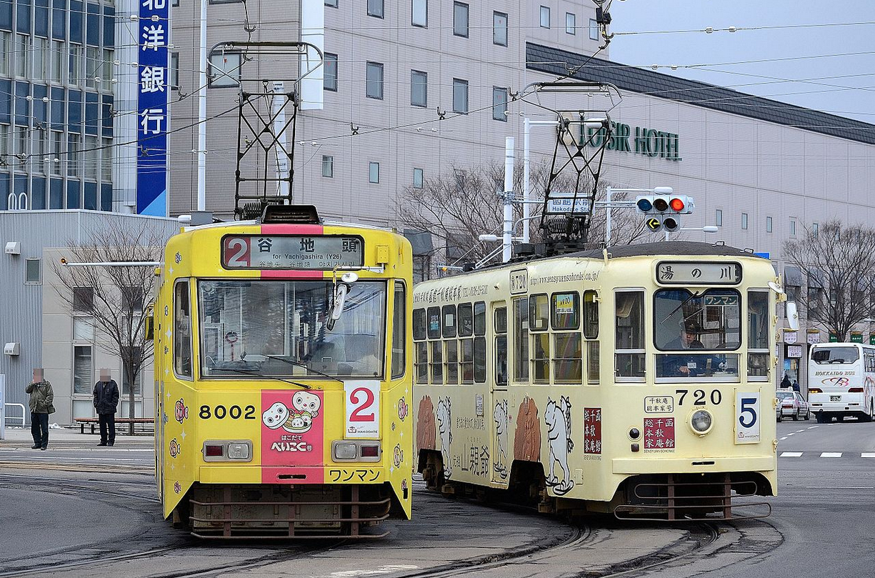 函館路面電車710形と8000形.png